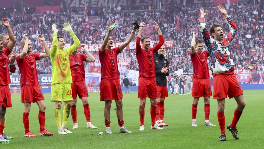 Die Spieler des FC Bayern Muenchen jubeln vor dem Fanblock, Bundesliga, RB Leipzig v FC Bayern M