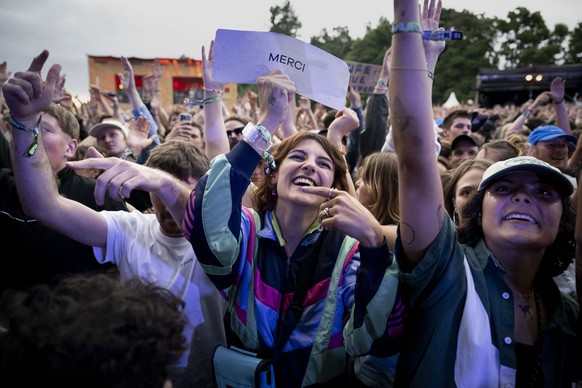 KEYPIX - Festivalgoers cheer the concert of Swiss rapper Luc Julian Peyer als know as Jule X, on the Waldbuehne Stage, at the 42th Gurtenfestival edition, in Bern, Schweiz, Wednesday, July 16, 2025. T ...