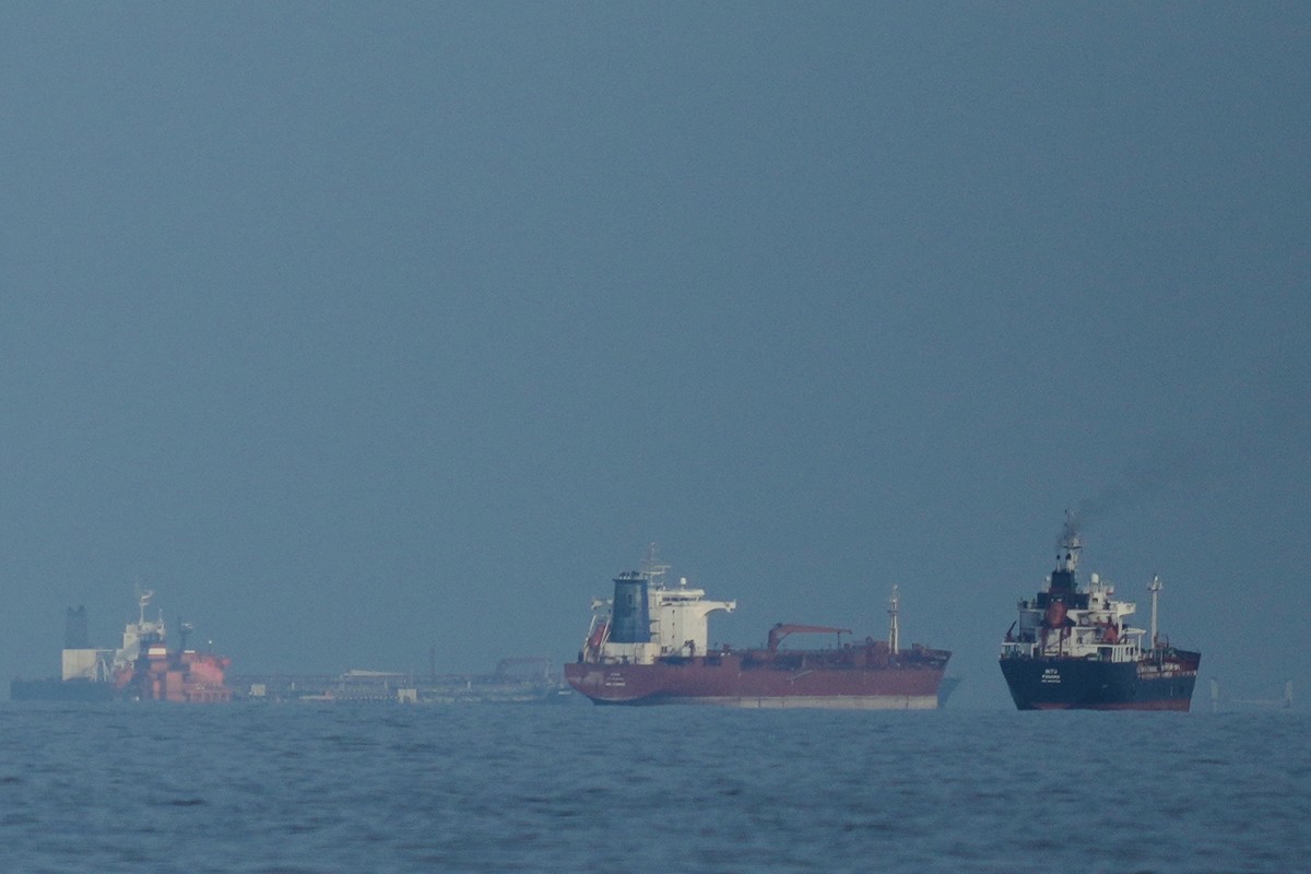 FILE - Oil tankers and cargo ships line up in the Strait of Hormuz as seen from Khor Fakkan, United Arab Emirates, Wednesday, March 11, 2026. (AP Photo/Altaf Qadri,File)
Iran US Oil Prices