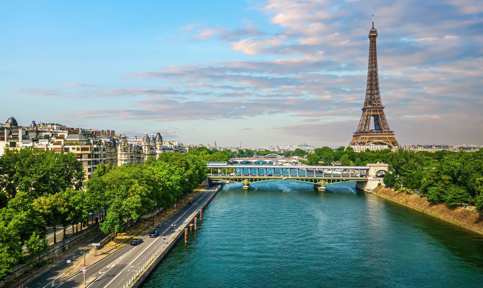 Paris aerial panorama with river Seine and Eiffel tower, France Panoramic view above historical Parisian buildings and landmarks Paris France *** Pariser Luftbild mit Seine und Eiffelturm, Frankreich  ...