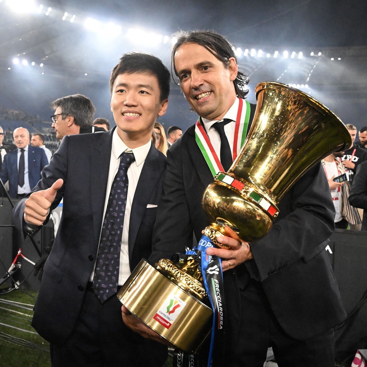epa10651598 Inter's President Steven Zhang (L) and coach Simone Inzaghi celebrate with the trophy after winning the Coppa Italia Final soccer match between ACF Fiorentina and FC Inter, in Rome, I ...