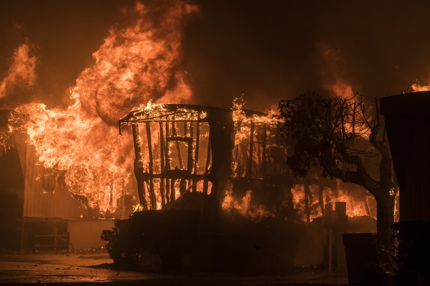 epa06368746 Mobile homes burn during the &#039;Thomas Fire&#039; which began overnight in Santa Paula, California, USA, 05 December 2017. In the first 10 hours, the fire has already burned 31,000 acre ...