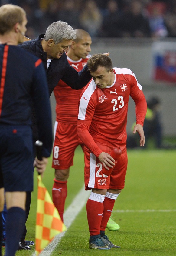 13.11.2015; Trnava; Fussball Int. - Testspiel Slowakei - Schweiz; Trainer Vladimir Petkovic und Xherdan Shqiri (SUI) (Radovan Stoklasa/Expa/freshfocus)