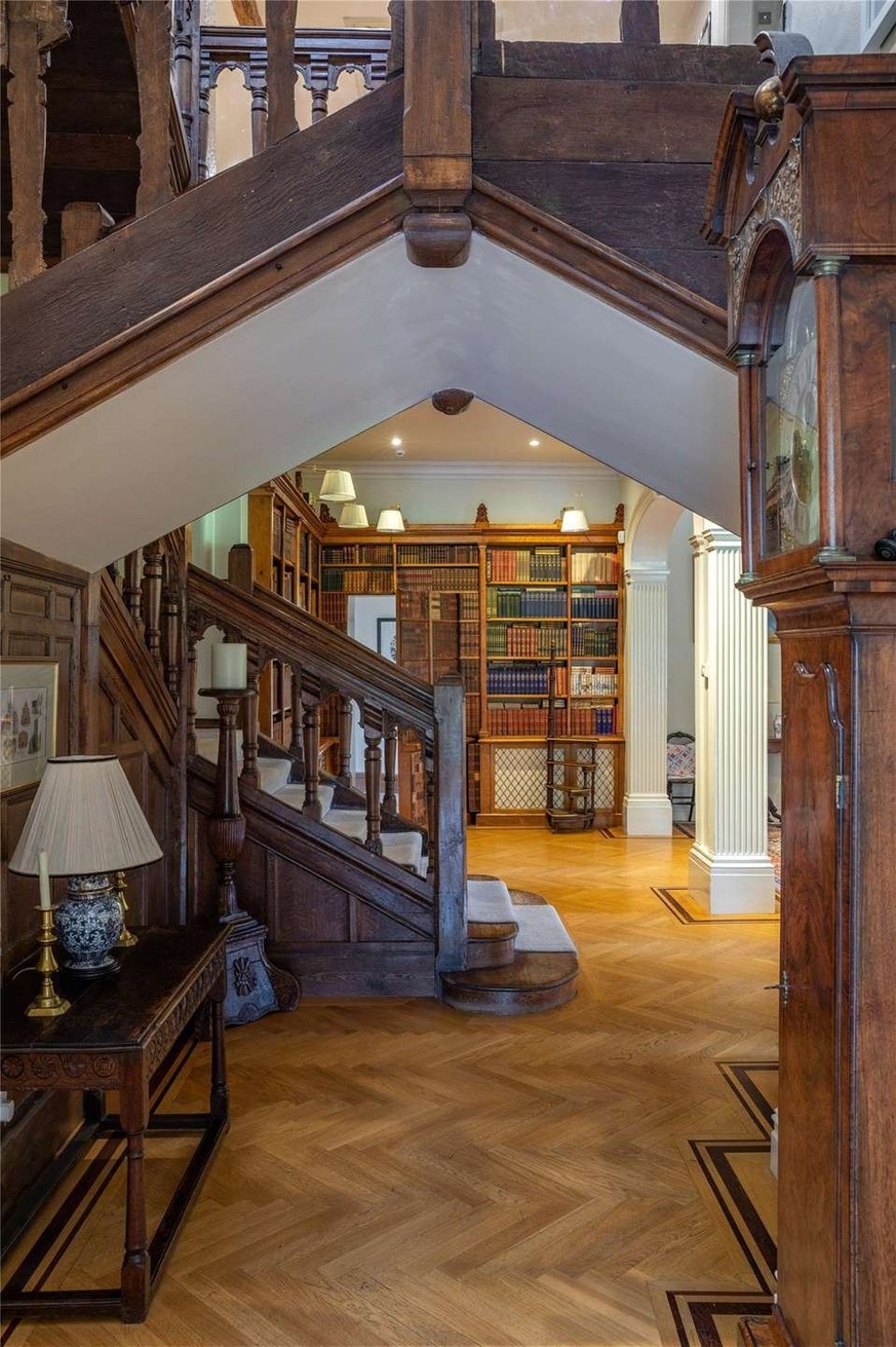 Mel B's house is for sale. 
Church Road
Little Marlow, Marlow, Buckinghamshire, SL7 3RZ
https://search.savills.com/property-detail/gbherslac210396