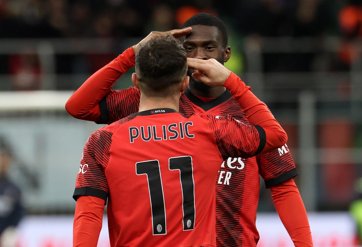 epa11008160 AC Milan's Christian Pulisic celebrates with his teammate Fikayo Tomori after scoring the 2-0 goal during the Italian serie A soccer match between AC Milan and Frosinone, in Milan, It ...