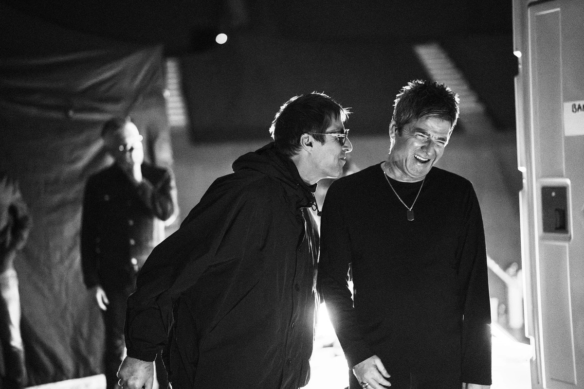Noel et Liam Gallagher ont enterré la hache de guerre après quinze ans de brouille. Mais sur ce qui a réellement permis leur réconciliation, les deux frères restent étonnamment silencieux.