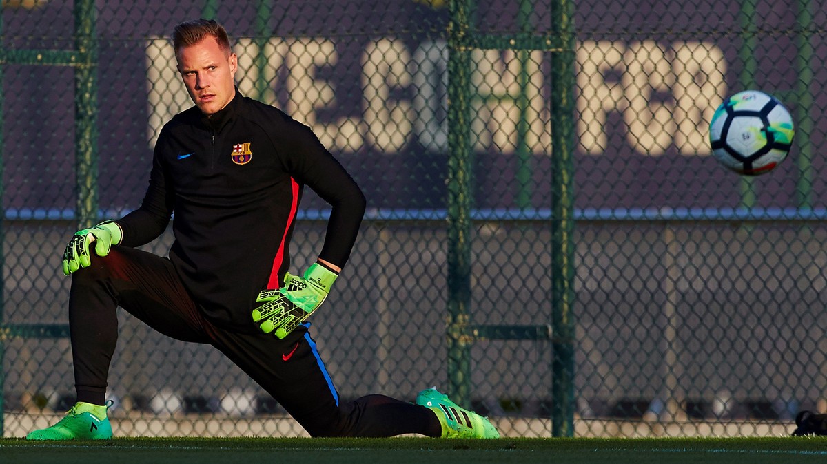 epa06263873 FC Barcelona's German goalkeeper Marc Andre Ter Stegen attends a training session at Sant Joan Despi sports facilities in Barcelona, Spain, 13 October 2017. FC Barcelona will face Atl ...