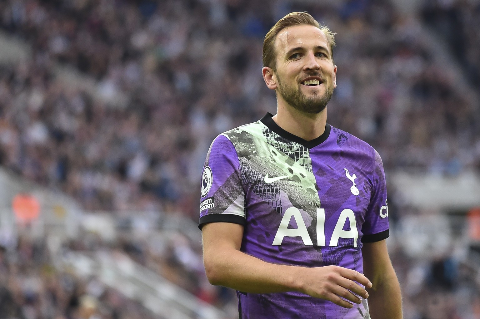epa09528867 Tottenham's Harry Kane celebrates after scoring the 1-2 goal during the English Premier League match between Newcastle United and Tottenham Hotspur, Britain, 17 October 2021. EPA/PETER POW ...