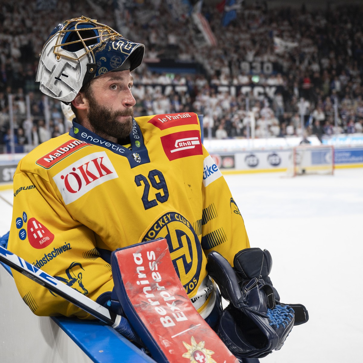 Enttaeuschter Torhueter Sandro Aeschlimann (HCD) im fuenften Playoff Halbfinal Eishockeyspiel der National League zwischen den ZSC Lions und dem HC Davos, am Dienstag, 8 April 2025, in der Swiss Life  ...