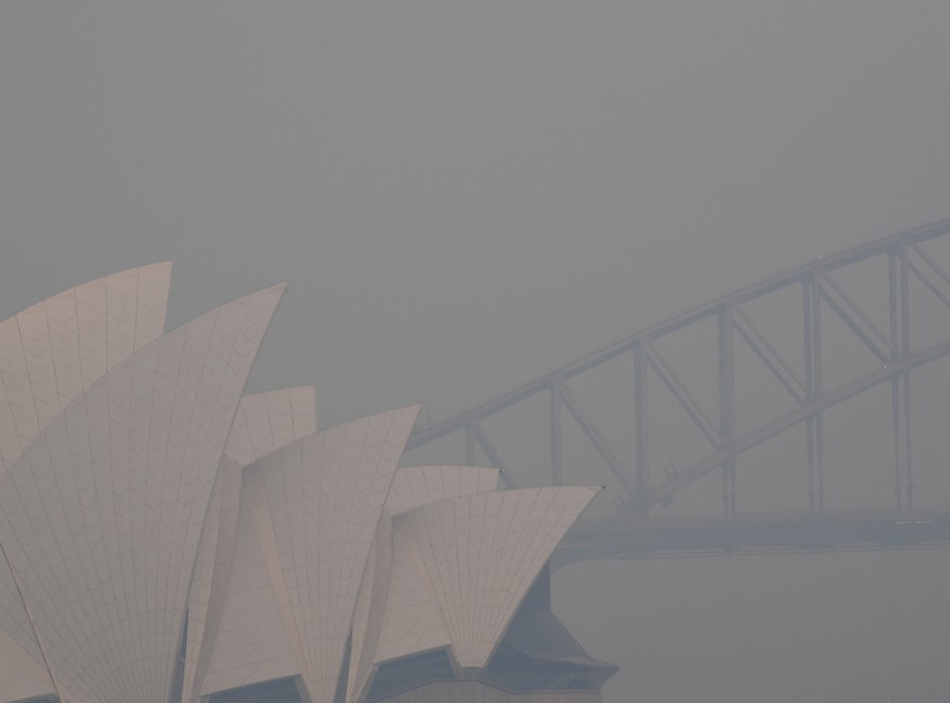 Die Millionen-Metropole Sydney an der Ostküste Australiens war am Donnerstag in Rauchwolken gehüllt. Inzwischen reichen die Flammen bis auf 100 Kilometer an Sydney heran.