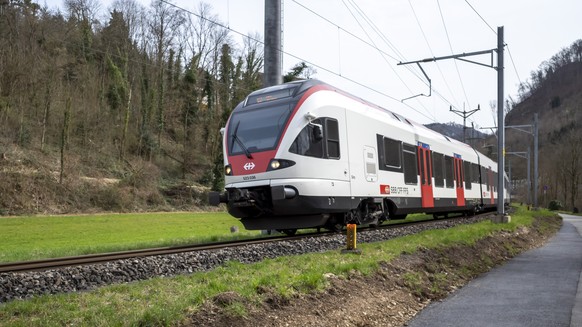 Ein Zug faehrt von Richtung Duggingen nach Aesch, am Freitag, 21. Maerz 2025. Ab 14. Dezember 2025?sollen die Fernverkehrszuege zwischen Biel und Basel im Halbstundentakt verkehren. Dafuer erstellt di ...