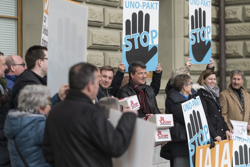 Mitglieder der Aktion fuer eine unabhaengige und neutrale Schweiz AUNS, mit ihrem Praesidenten Nationalrat Lukas Reimann, SVP-SG, Mitte links, und Geschaeftsfuehrer Werner Gartenmann, Mitte rechts, ue ...