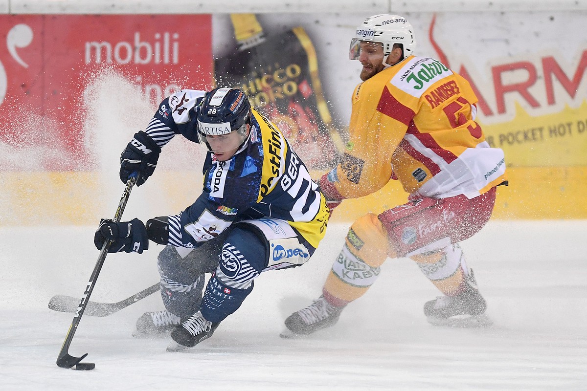 Ambri's player Eliot Berthon left, fights for the puck with Tiger's player Flurin Randegger right, during the National League game of the Swiss Championship 2017/18 between HC Ambri Piotta a ...