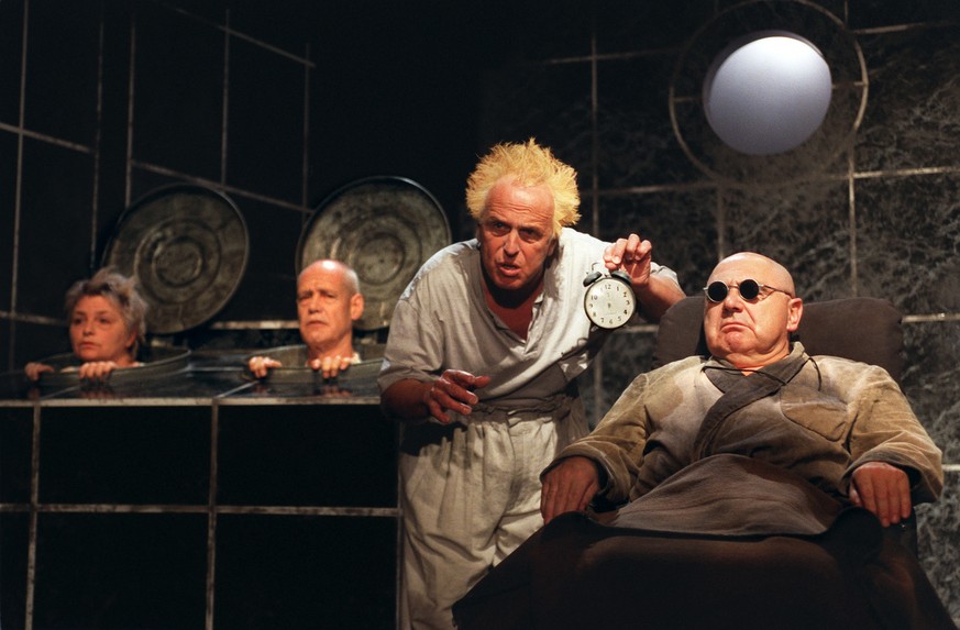 Der kahl rasierte Schneider (r.) 2002 mit Walter Andreas Müller in «Ändspiel».