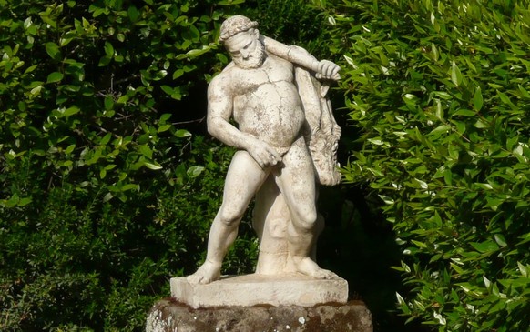 Die Statue des urinierenden Hercules in Casa dei Cervi in Herculaneum.