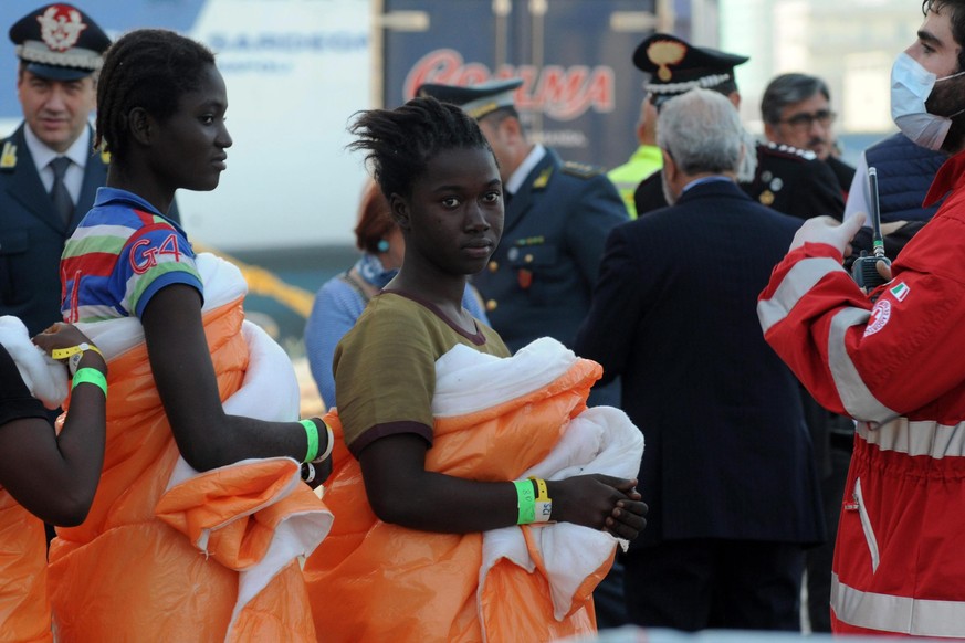 epa05600891 Migrants disembark from Norwegian ship Siem Pilot, which has been deployed for rescue operations, upon arrival in Palermo, Sicily, Italy, 24 October 2016. The Norwegian ship Siem Pilot arr ...