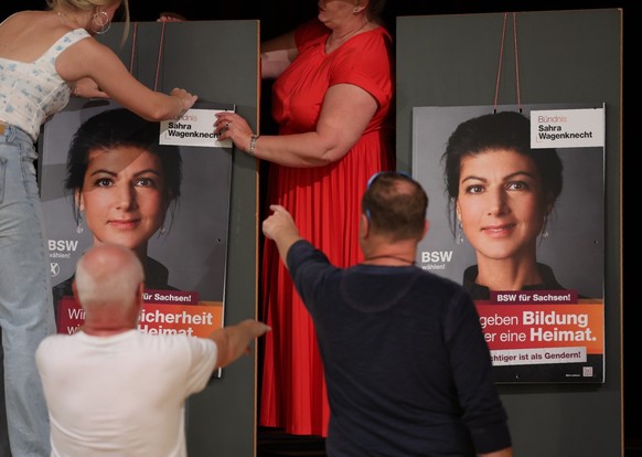 15.07.2024, Frankenberg: Mitglieder des Landesverbandes Sachsen h�ngen die Plakate f�r die Pr�sentation der Kampagne f�r die Landtagswahl des B�ndnis Sahra Wagenknecht - Vernunft und Gerechtigkeit (BS ...