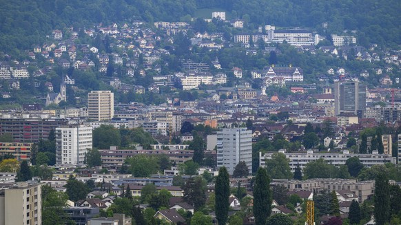 Der Blick ueber die Wohnhaeuser der Stadt Biel, fotografiert am Freitag, 9. Mai 2025 in Port. (KEYSTONE/Christian Beutler)