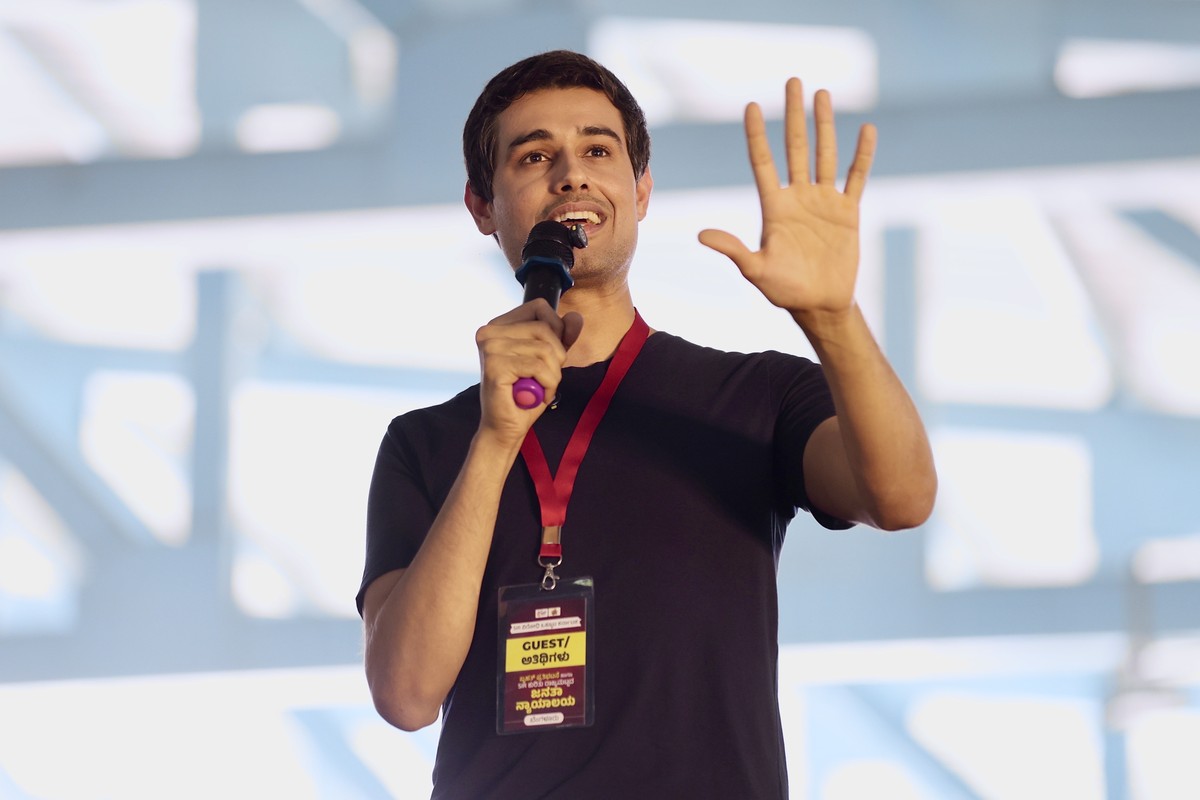 epa13289338 YouTube influencer and political commentator Dhruv Rathee, participates in a protest against the central government over voter-list revisions in Bangalore, India, 08 October 2026. The prot ...