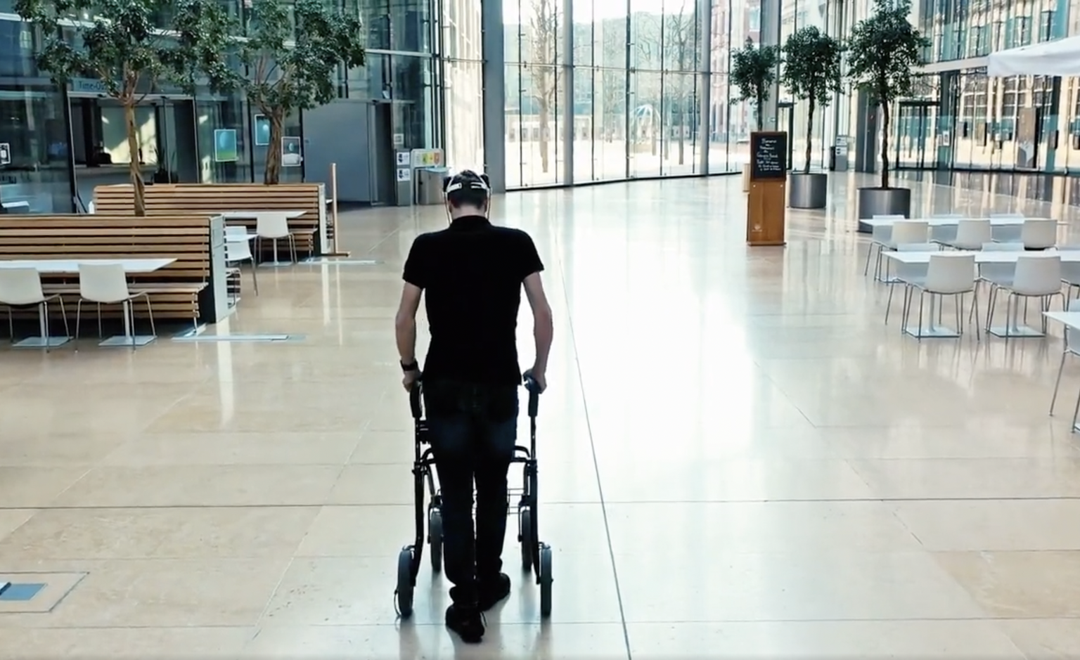 Gert-Jan kann heute sogar ohne Simulation und ohne Krücken ein paar Schritte gehen.
