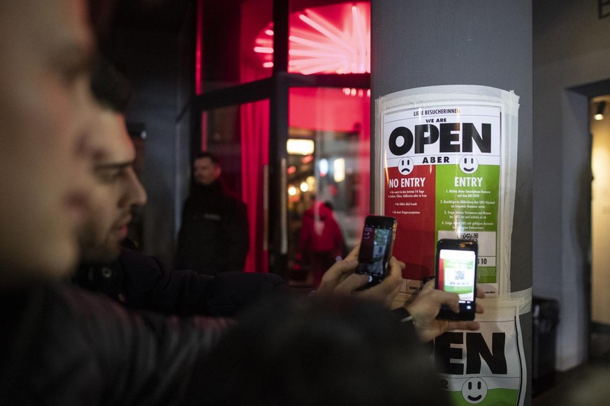 Besucher des Clubs Plaza scannen mit ihrem Telefon einen QR Code fuer den Einlass, um bei einer Ansteckung des Corona Virus Rueckschluesse zu ziehen, aufgenommen am Freitag, 6. Maerz 2020 in Zuerich.  ...