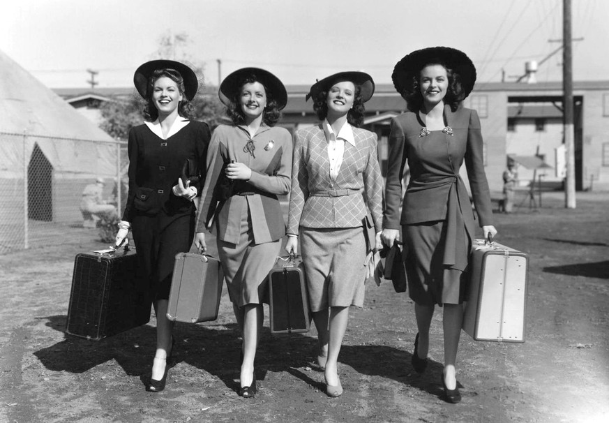 On their way to the airport. 1940s 
https://www.reddit.com/r/HistoricalCapsule/comments/1p15koy/welldressed_stylish_women_walk_together_with/#lightbox