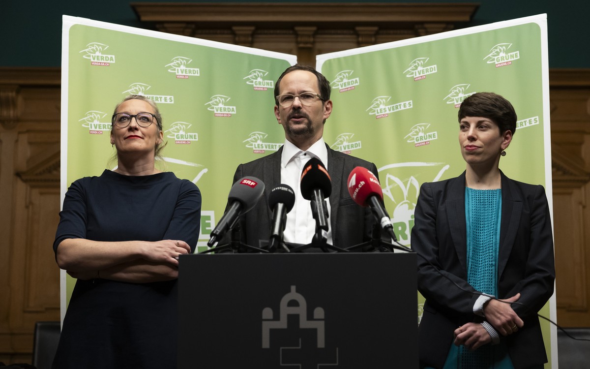 Balthasar Glaettli, Parteipraesident Gruene, Mitte, spricht an der Seite von Aline Trede, Nationalraetin GP-BE, und Lisa Mazzone, Staenderaetin GP-GE, waehrend einer Medienkonferenz der Gruenen am Wah ...