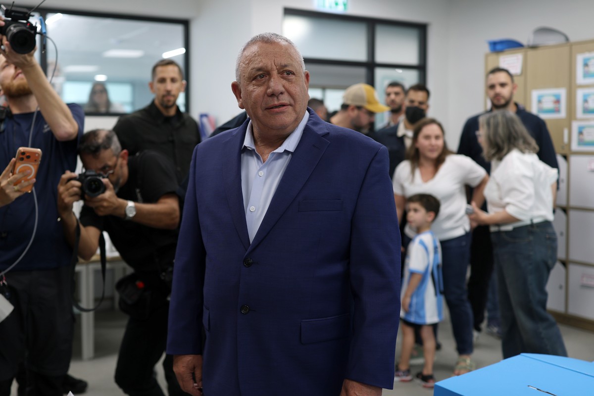 epa13334279 Leader of the Yashar party and former Israeli military chief, Gadi Eisenkot (C), casts his vote for the 26th Knesset (legislative) elections in the city of Herzliya, near Tel Aviv, Israel, ...