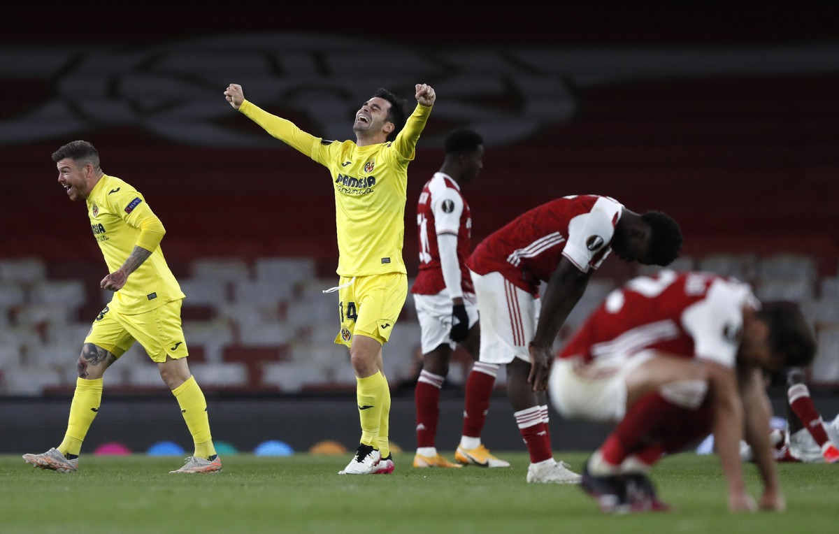 Villareal's Juan Foyth, left, and Villareal's Manu Trigueros, centre, celebrate at the end of the Europa League semifinal second leg soccer match between Arsenal and Villarreal at the Emirat ...