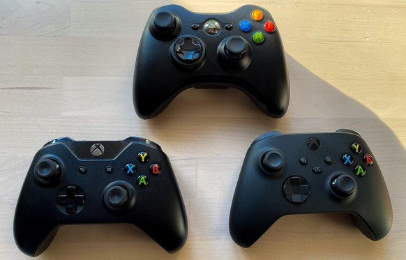 Controller im Laufe der Generation: Xbox 360 (oben), Xbox One (links unten) und Xbox Series X (rechts unten)