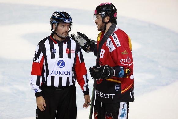 Berns Eric Gelinas diskutiert mit Schiedsrichter Ken Mollard, im Eishockey Meisterschaftsspiel der National League zwischen dem SC Bern und Geneve-Servette HC, am Freitag, 14. Oktober 2022 in der Post ...