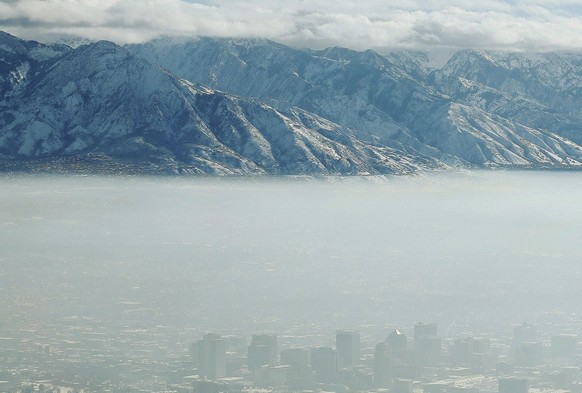 Meteorologie: Inversionslage in Utah, 2016. In this Wednesday, Dec. 28, 2016 photo, the downtown skyline of Salt Lake City, Utah is shrouded in haze during an inversion. In the phenomenon, cold, stagn ...