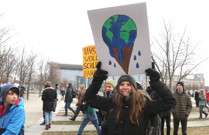 epa07318519 Students demonstrate outside the federal Chancellery during a meeting of the country&#039;s coal commission at the federal economy ministry, in Berlin, Germany, 25 January 2019. The demons ...