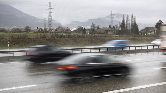Autos fahren auf der Autobahn A1 bei Niederbipp, am Samstag, 7. Dezember 2024 bei Deitingen. Auf der Autobahn A1 zwischen den Verzweigungen Luterbach und Haerkingen gehoeren Staus und stockender Kolon ...