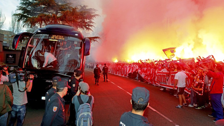 Heute Mittag «brannte» es vor dem Atlético-Mannschaftsbus. Ähnliches ist später im Stadion zu erwarten.&nbsp;