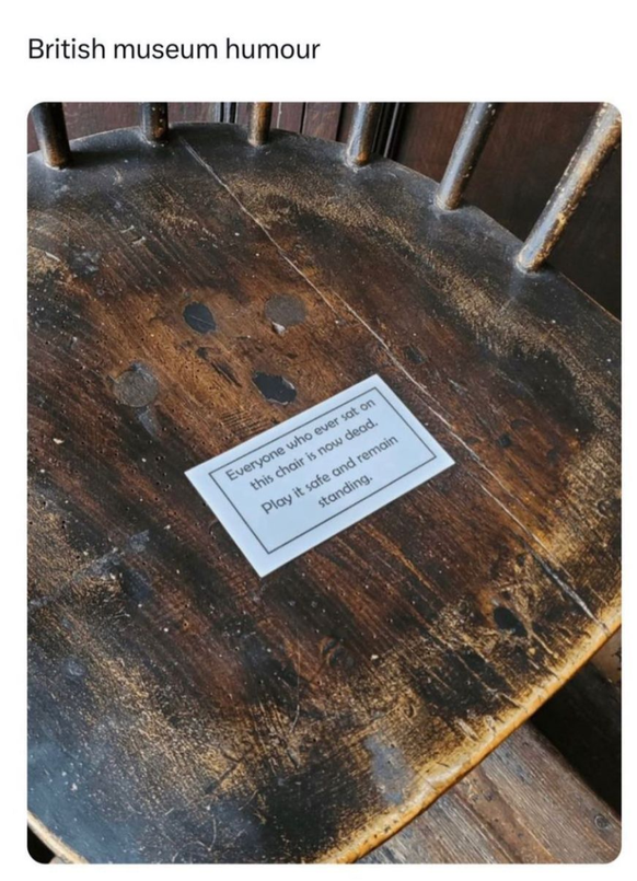 Britischer Humor: Lustiger Stuhl in Museum