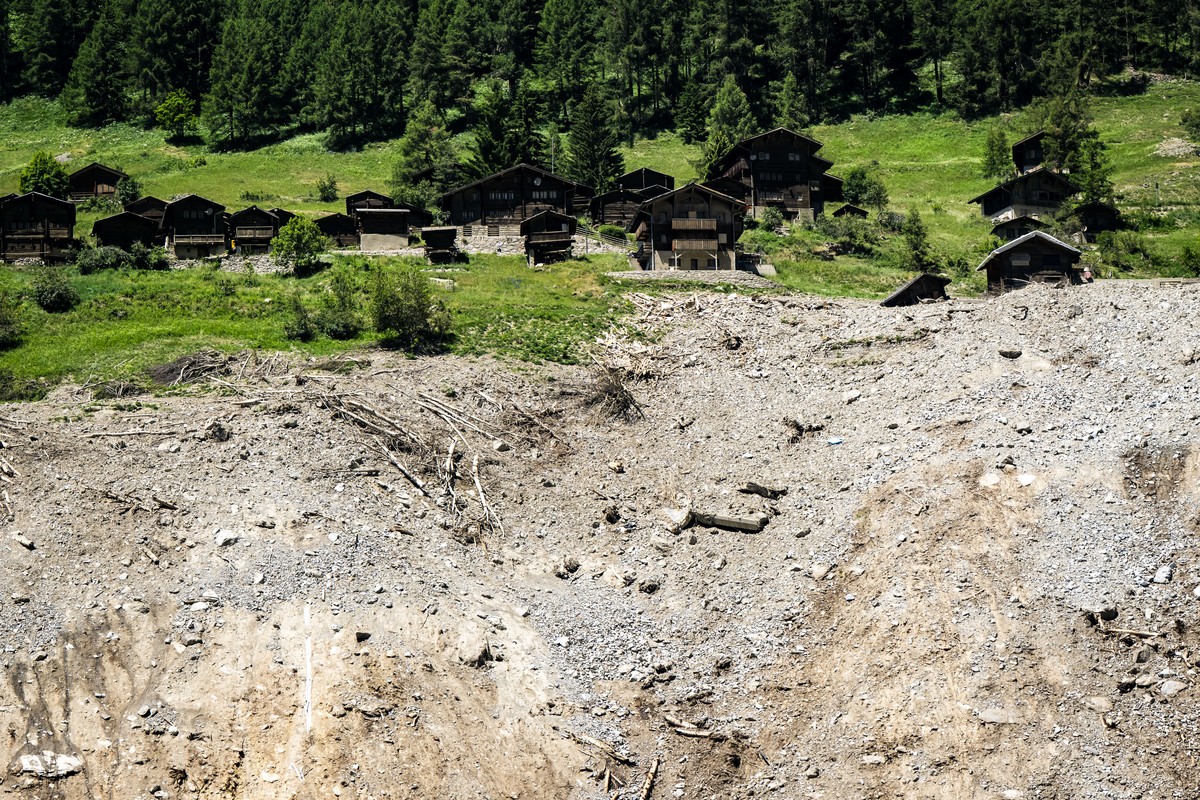 Une vue aerienne de l'eboulement avec le hameau de Weissenried au-dessus du village valaisan de Blatten le mardi 24 juin 2025 a Blatten dans le Loetschental. Le village de Blatten, en Valais, a e ...