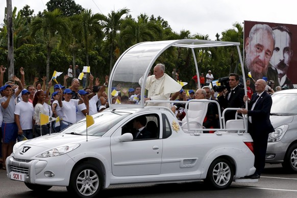 Unter den Augen von Revolutionsführer Fidel Castro geht es im Papa-Mobil durch die Strassen Havannas.