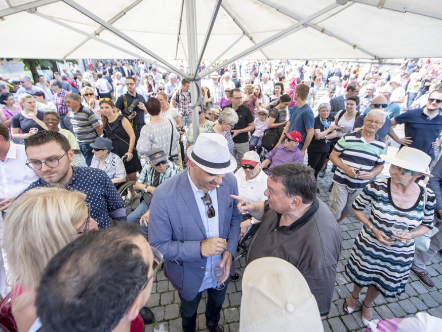 Bundesrat Alain Berset (Mitte vorne) beim Apéro mit der Bevölkerung des Kantons Nidwalden während der Bundesratsreise in die Zentralschweiz am Freitag in Stans.