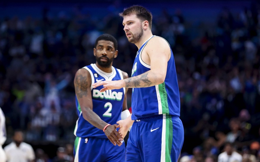 NBA, Basketball Herren, USA Sacramento Kings at Dallas Mavericks Apr 5, 2023 Dallas, Texas, USA Dallas Mavericks guard Luka Doncic 77 and Dallas Mavericks guard Kyrie Irving 2 react during the fourth  ...