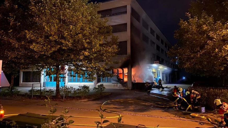Rotkreuz ZG: Feuer in Mulde greift auf Gebäude über - Vimarsana News