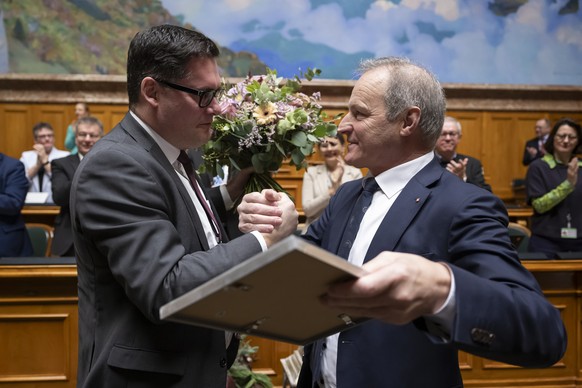 Nationalratspraesident Pierre-Andre Page, SVP-FR, rechts, gratuliert Nationalrat David Zuberbuehler, SVP-AR, links, bei seiner Verabschiedung aus dem Parlament, am letzten Tag der Wintersession der Ei ...