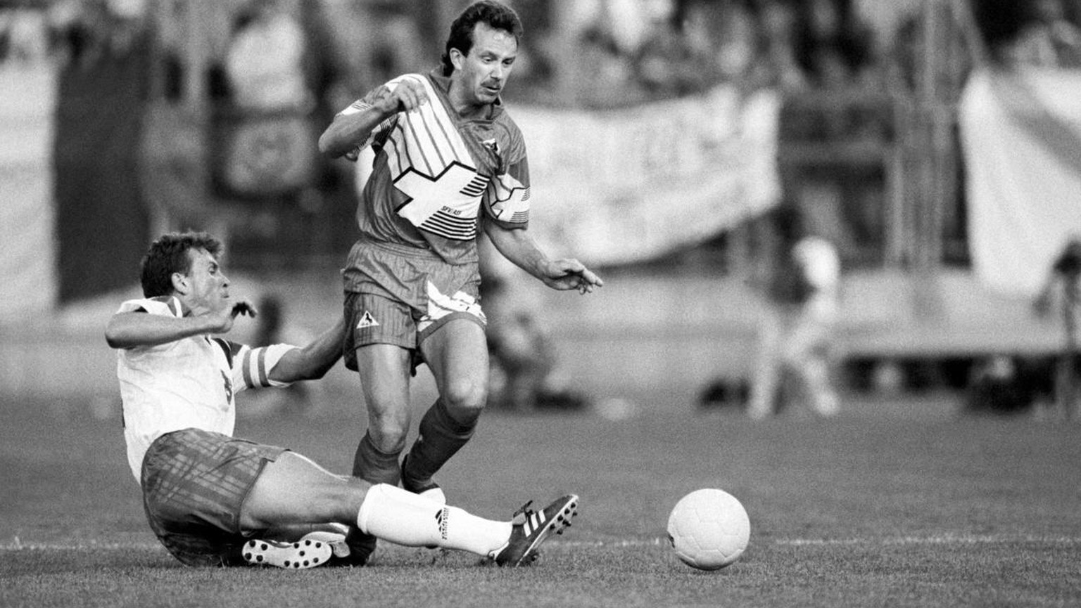 Der Schweizer Mittelfeldspieler Georges Bregy versucht in jenem berühmten Spiel 1992 auf der Pontaise in Lausanne einem französischen Tackling zu entgehen.