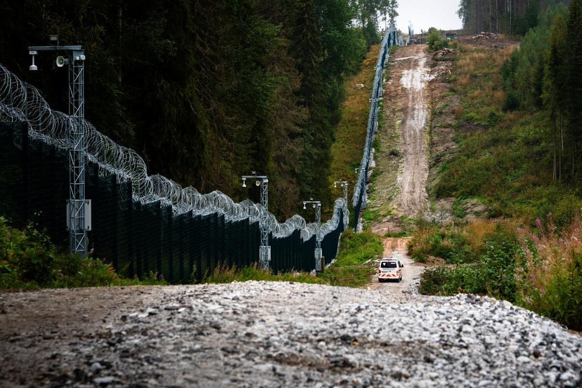 https://raja.fi/en/-/the-eastern-border-fence-is-completed

Finnland stellt Grenzzaun zu Russland fertig. 200 Kilometer lang an neuralgischen Stellen der 1300 Kilometer langen Grenze zwischen Russland ...