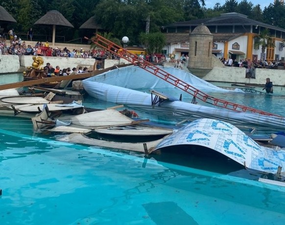 Bühne im Europapark eingestürzt.