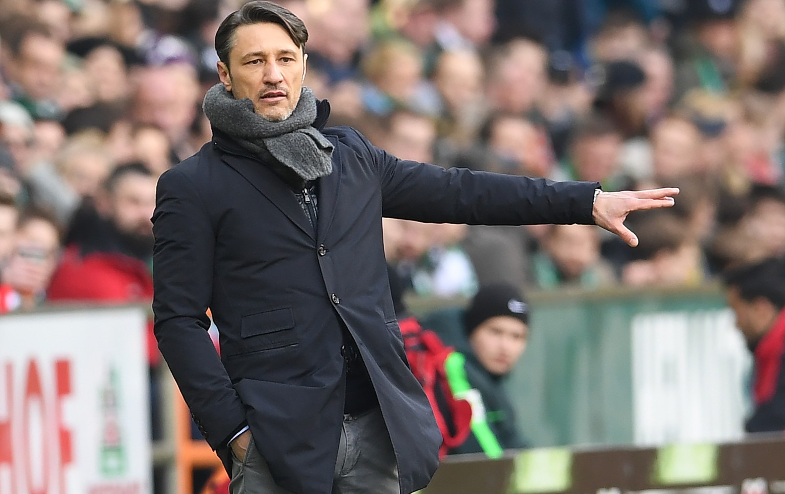 ARCHIV - 01.04.2018, Bremen: Fussball, Bundesliga, 28. Spieltag, Werder Bremen - Eintracht Frankfurt im Weserstadion. Frankfurts Trainer Niko Kovac gestikuliert an der Seitenlinie. (zu dpa &quot;Laut  ...