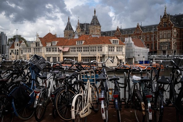 THE NETHERLANDS - AMSTERDAM - TOURISM AND DAILY LIFE Netherlands, Amsterdam, Autumn 2021. Tourism and daily life in Amsterdam, Holland. Photograph by Martin Bertrand. Pays-Bas, Amsterdam, Automne 2021 ...