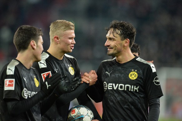 epa08138920 Dortmund`s Norwegian striker Erling Haaland and Dortmund`s defender Mats Hummels celebrate after the German Bundesliga soccer match between FC Augsburg and Borussia Dortmund in Augsburg, G ...