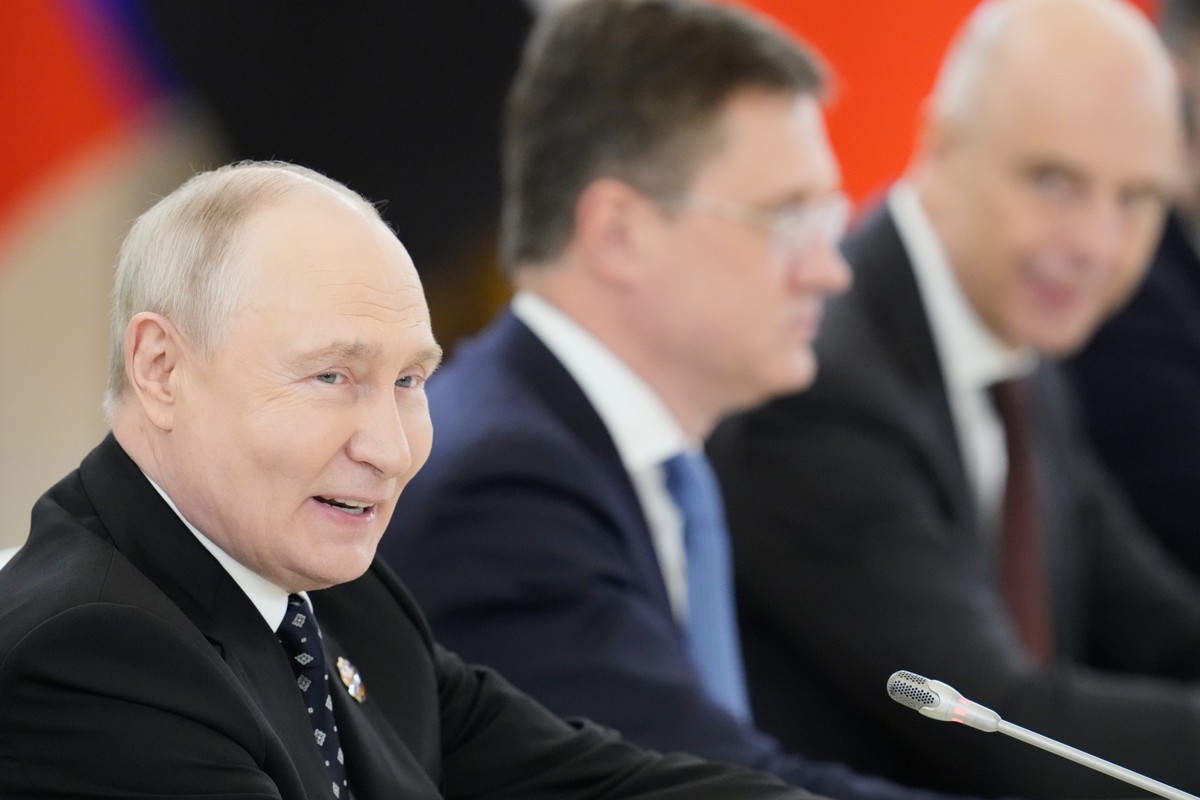 epa13337318 Russian President Vladimir Putin speaks with Egypt's President el-Sissi on the sidelines of the third Russia-Africa Summit in Moscow, Russia, 28 October 2026. The summit runs from 28  ...