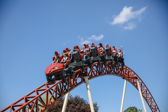 Verpasse auf keinen Fall eine Fahrt auf der Achterbahn «Cobra»!